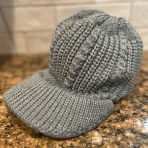 RARE WOMEN’S GREY CABLE KNIT BEANIE TOQUE WITH FAUX FUR POM-SKI SNOW HAT